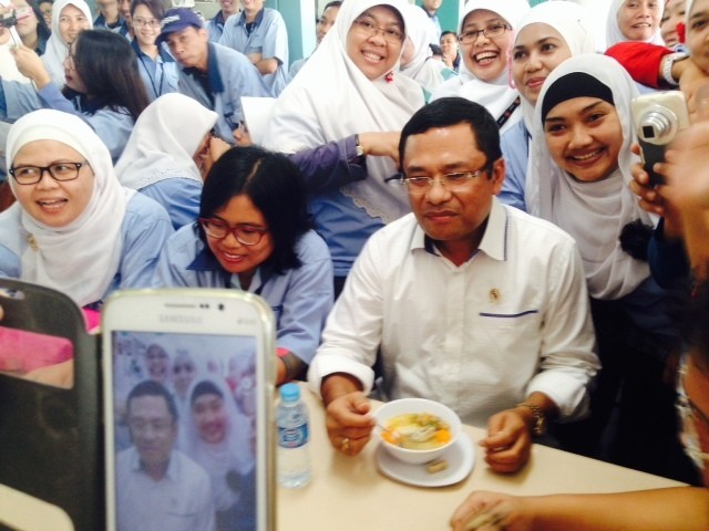 Blusukan ke Pabrik Printer, Menperin Saleh Husin Jadi Artis Dadakan