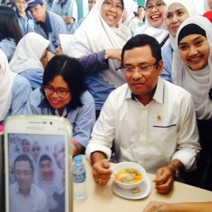 Blusukan ke Pabrik Printer, Menperin Saleh Husin Jadi Artis Dadakan