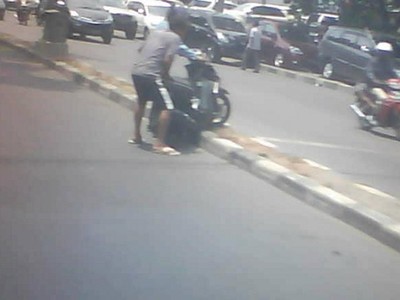 Haduh, Bantuin Dong Bro...