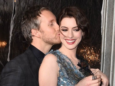 Aww, Anne Hathaway Dikecup Mesra Suami