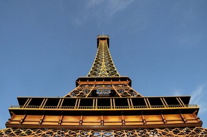 Cantiknya Menara Eiffel di Meksiko