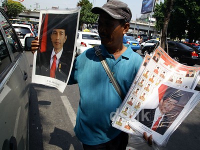 Menjajakan Poster Kabinet Kerja dan Foto Jokowi