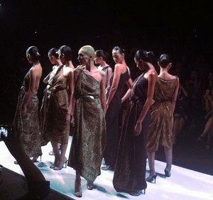JFW Hari Ke-4: Oscar Lawalata & Desainer Belanda Rilis Busana Khas Jawa