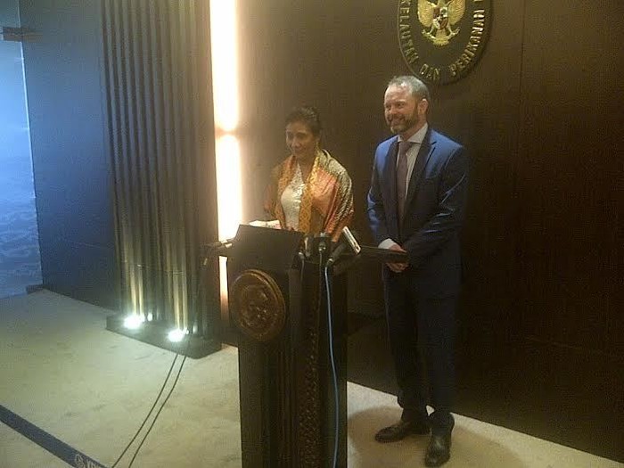 Berkebaya, Menteri Susi Terima Kunjungan Dubes Norwegia