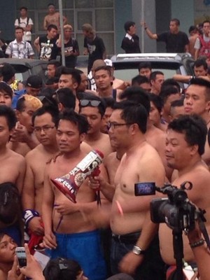 Bertelanjang Dada, Ridwan Kamil Nasihati Bobotoh di Stadion Jakabaring