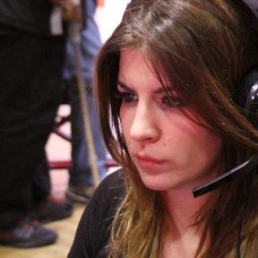 Gamer Profesional Cewek Ini Selain Cantik Juga Tajir