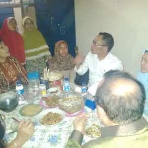 Tinjau Penampungan TKI di Bekasi, Menteri Hanif Makan Bareng TKI