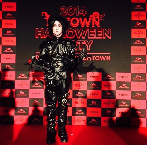 Baekhyun Dandan Vampir, Taeyeon Jadi Jack Skellington di Pesta Halloween SMTOWN