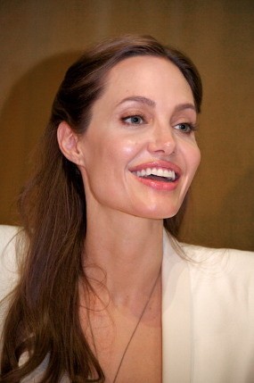 Angelina Jolie Buka Diri untuk Karier Politik