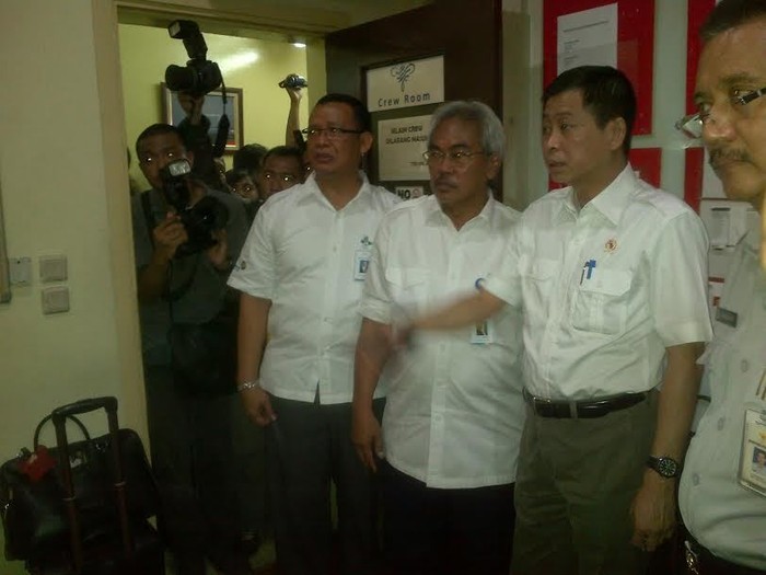 Blusukan ke Bandara, Menhub Jonan Tegur Pramugari Soal Merokok