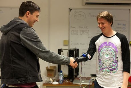 Terlahir dengan 1 Tangan, Kini Daniel Punya 2 Tangan Berkat Printer 3D