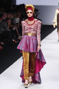 Dian Pelangi Indonesia Fashion Forward at Jakarta Fashion Week 2015. Senayan City. Jakarta. [Foto: Mohammad Abduh/Wolipop]