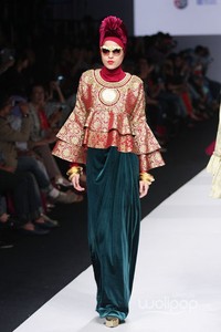 Dian Pelangi Indonesia Fashion Forward at Jakarta Fashion Week 2015. Senayan City. Jakarta. [Foto: Mohammad Abduh/Wolipop]