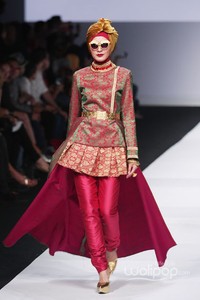 Dian Pelangi Indonesia Fashion Forward at Jakarta Fashion Week 2015. Senayan City. Jakarta. [Foto: Mohammad Abduh/Wolipop]