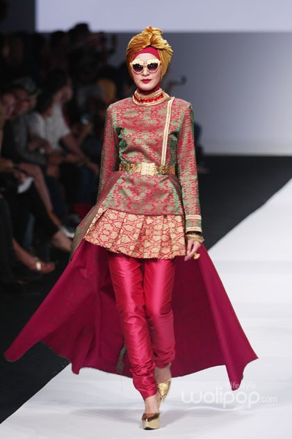 Dian Pelangi Indonesia Fashion Forward at Jakarta Fashion Week 2015. Senayan City. Jakarta. [Foto: Mohammad Abduh/Wolipop]