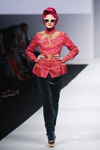 Dian Pelangi Indonesia Fashion Forward at Jakarta Fashion Week 2015. Senayan City. Jakarta. [Foto: Mohammad Abduh/Wolipop]