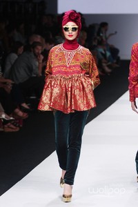 Dian Pelangi Indonesia Fashion Forward at Jakarta Fashion Week 2015. Senayan City. Jakarta. [Foto: Mohammad Abduh/Wolipop]