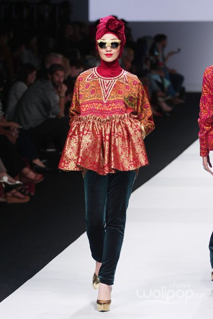 Dian Pelangi Indonesia Fashion Forward at Jakarta Fashion Week 2015. Senayan City. Jakarta. [Foto: Mohammad Abduh/Wolipop]