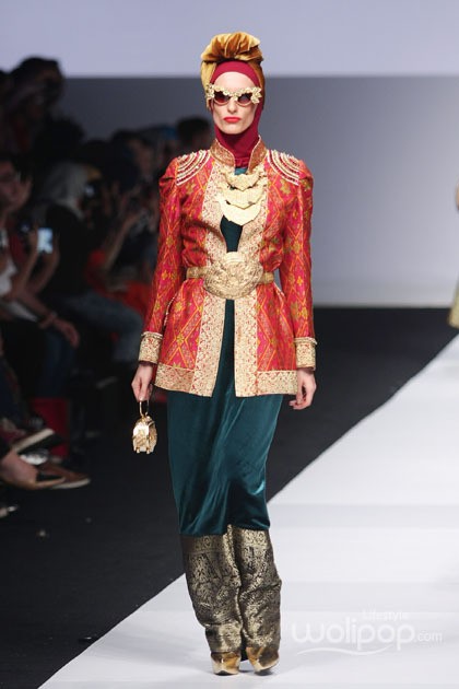 Dian Pelangi Indonesia Fashion Forward at Jakarta Fashion Week 2015. Senayan City. Jakarta. [Foto: Mohammad Abduh/Wolipop]