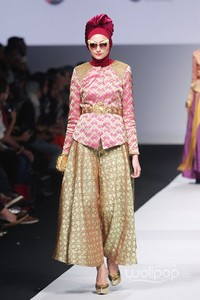 Dian Pelangi Indonesia Fashion Forward at Jakarta Fashion Week 2015. Senayan City. Jakarta. [Foto: Mohammad Abduh/Wolipop]