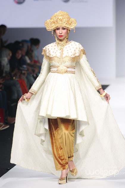 Dian Pelangi Indonesia Fashion Forward at Jakarta Fashion Week 2015. Senayan City. Jakarta. [Foto: Mohammad Abduh/Wolipop]