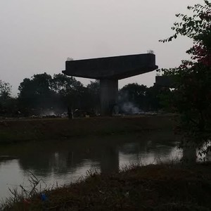 Duh Siapa yang Buang Ya, Sampah Numpuk Bantaran Saluran Inspeksi Kalimalang