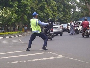 Ini Mahfud, Relawan Pengatur Lalin yang Suka Berjoget di Bogor