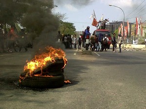 Demo Tolak Kenaikan BBM, Mahasiswa Makassar Blokir Sejumlah Jalan Protokol