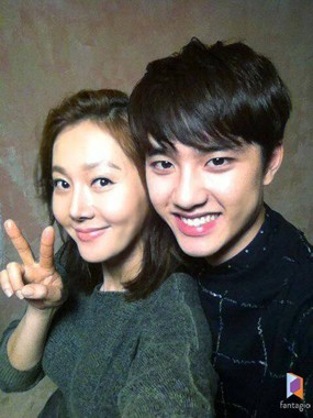 Aw! Akrabnya Yeom Jung Ah Selfie Bareng D.O EXO
