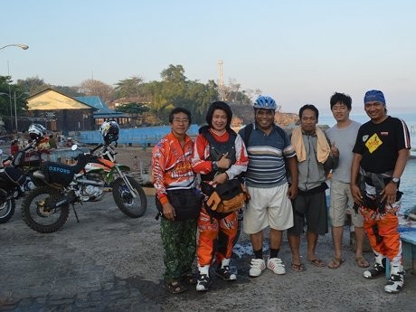 Menjalin Persaudaraan di Pantai Teddy Kupang