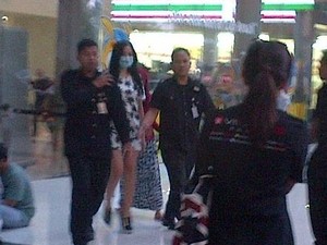 Tetap Bungkam, Jessica Iskandar Kini Pakai Masker Bertuliskan Sakit