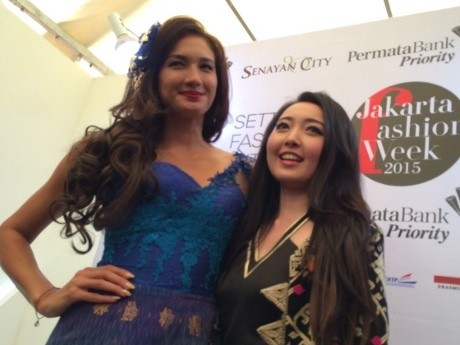 Berwajah Bule, Nadine Chandrawinata Senang Mengenalkan Kain Tenun Indonesia