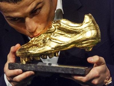 Ronaldo Raih Sepatu Emas