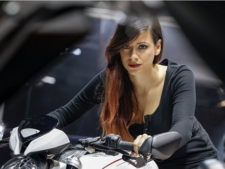 Ketika Wanita Cantik Leyeh-leyeh di Motor Keren