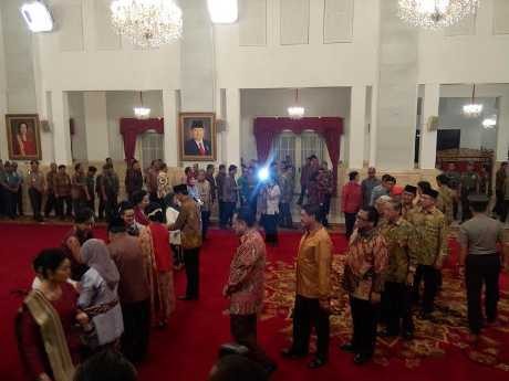 Presiden Jokowi Beri Gelar Pahlawan Nasional untuk 4 Orang Presiden Jokowi Beri Gelar Pahlawan Nasional untuk 4 Orang