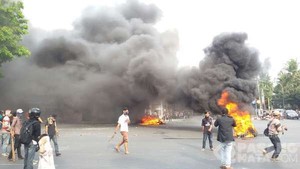 Demo Tolak Kenaikan BBM di Makassar Rusuh, Massa Bakar Ban dan Tutup SPBU