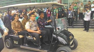 Tengok Indo Defence, Jokowi Naik Mobil Golf Keliling Lihat Alutsista