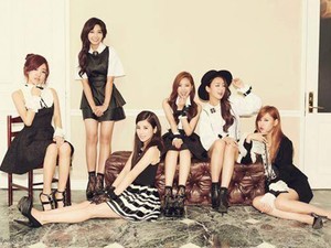 A Pink Anggun Bergaun Hitam-Putih di Foto Comeback Terbaru