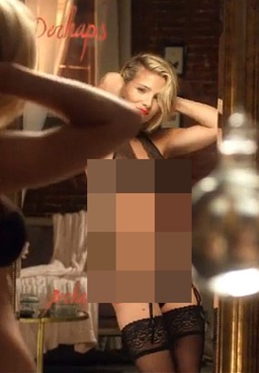 Pasca Melahirkan, Elsa Pataky Pamer Tubuh Seksi Ber-lingerie