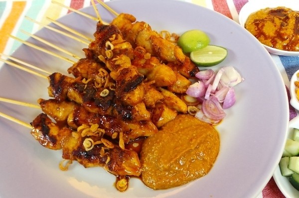 Enaknya Siang Ini Bikin Sate Ayam dan Ayam Asam Manis yang Gurih Pedas