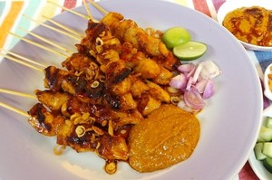 Enaknya Siang Ini Bikin Sate Ayam dan Ayam Asam Manis yang Gurih Pedas
