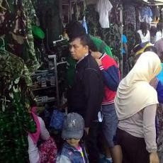 Hari Pahlawan Berkah Bagi Penjual Pakaian Tentara untuk Anak-anak