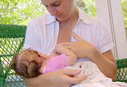 Tenang, Wanita dengan Implan Payudara Masih Bisa Menyusui Kok