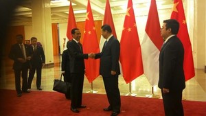 Jumpa Perdana, Jokowi Disambut Hangat Presiden Tiongkok di Great Hall