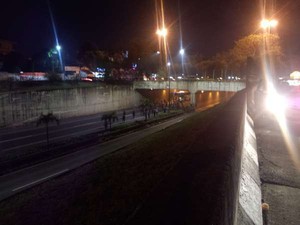 Suporter Bola yang Tumpah di TB Simatupang Blokir Jalan Depan Antam