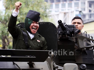 Risma Jadi Bintang di Parade Surabaya Juang