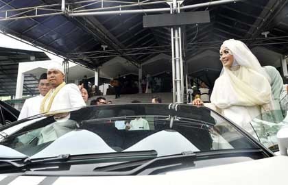 Iringan Lamborghini Antar Nuri Maulida dan Pandu Kesuma ke Resepsi Pernikahan