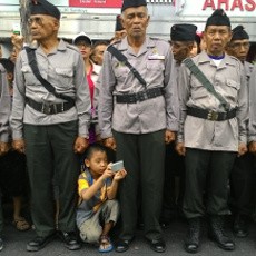 Ketika Warga Berebut Foto Bersama Veteran saat Parade Surabaya Juang