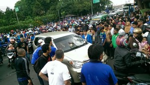 Mobil Pelat B yang Dirusak di Bandung Kaca Depannya Retak