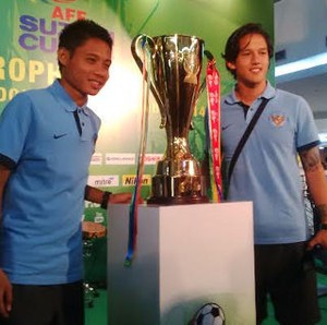 Trofi Piala AFF Mampir di Jakarta, Evan Dimas : Semoga Saya Bisa Pegang Ini Lagi